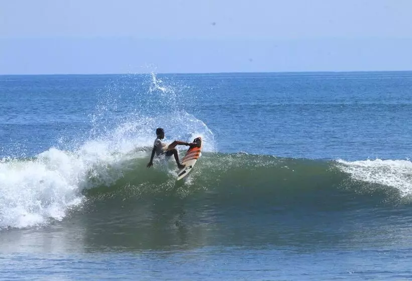Hotelli The Point Surfcamp Bali