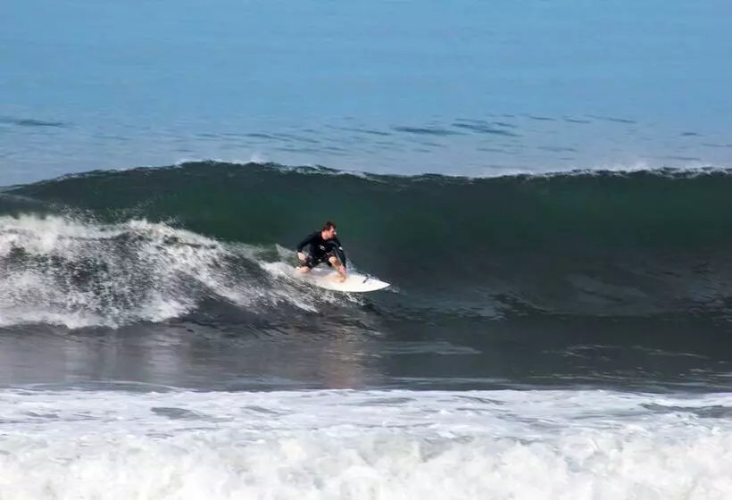 Hotelli The Point Surfcamp Bali