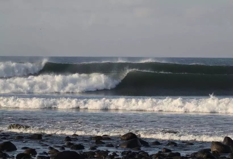 Hotelli The Point Surfcamp Bali