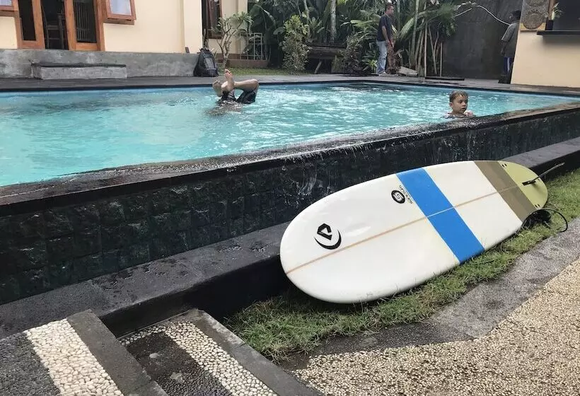 Hotelli The Point Surfcamp Bali