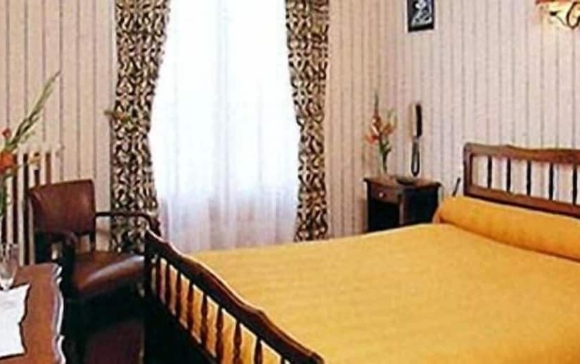 Отель Hôtel De La Place