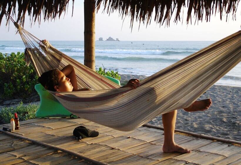 فندق La Barquita Beach Hostel