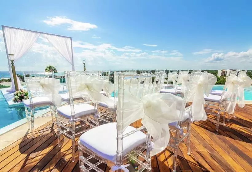 The Fives Downtown Hotel & Residences, Curio Collection by Hilton