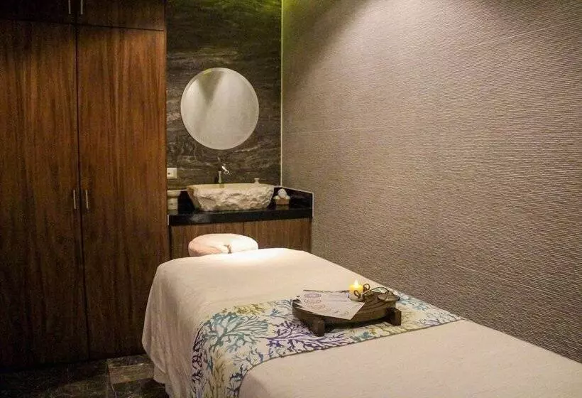 The Fives Downtown Hotel & Residences, Curio Collection by Hilton