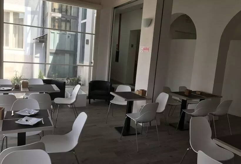 هتل Academy