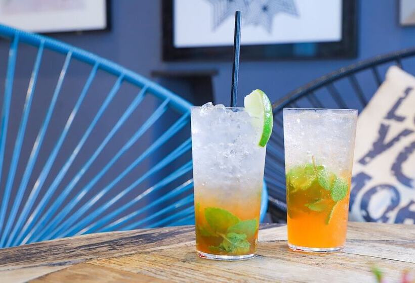 호텔 Moxy Osaka Honmachi By Marriott