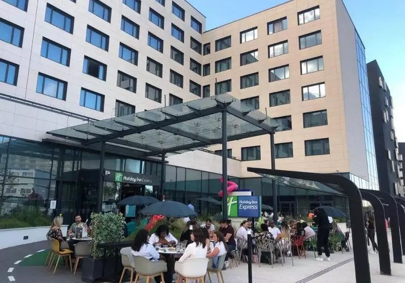 هتل Holiday Inn Express   Paris   Cdg Airport, An Ihg