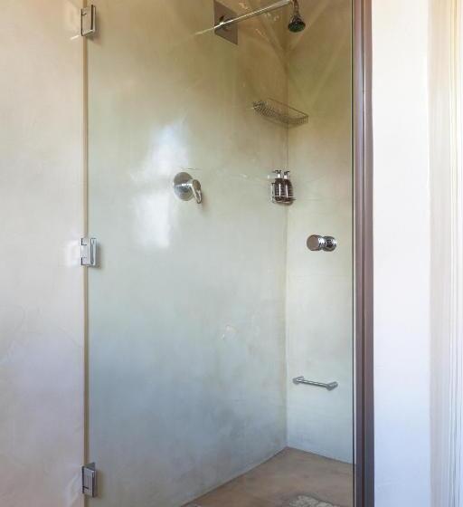 Whale Huys Luxury Oceanfront Eco Villa