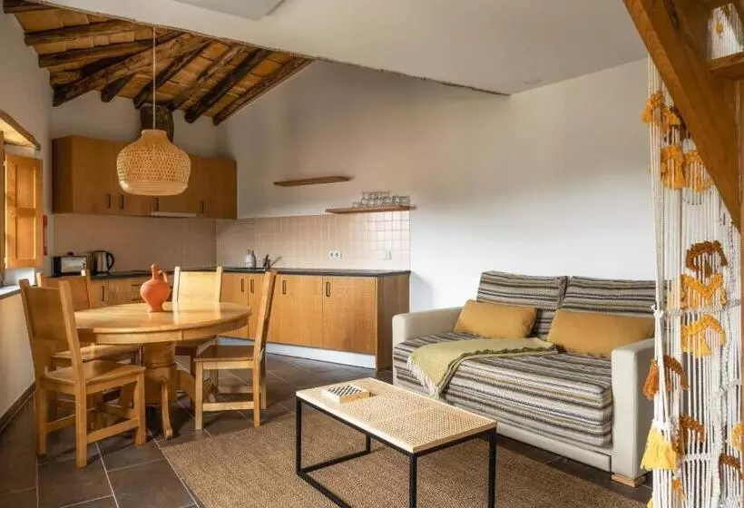 Retkeilymaja Cerdeira  Home For Creativity