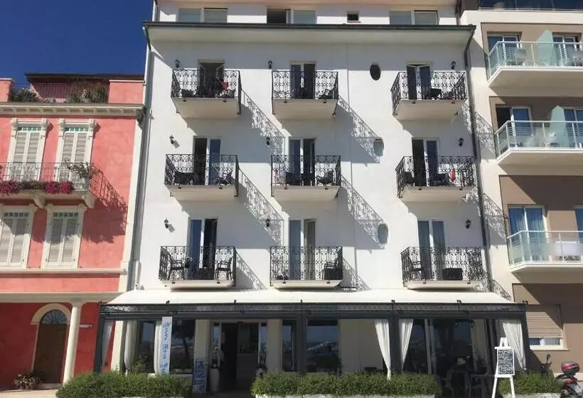 Hotelli Baia Marina