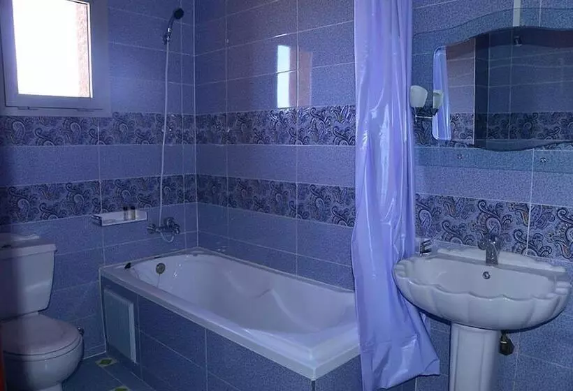 هتل Hôtel Hadaik Ain Asserdoune