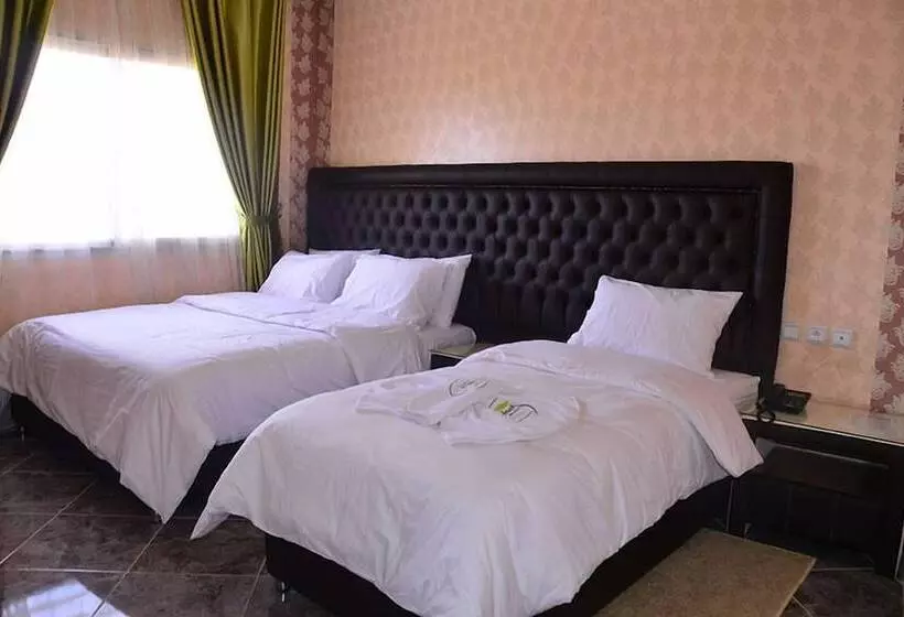 هتل Hôtel Hadaik Ain Asserdoune