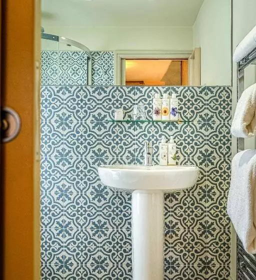 ベッドアンドブレックファースト The Globe Inn