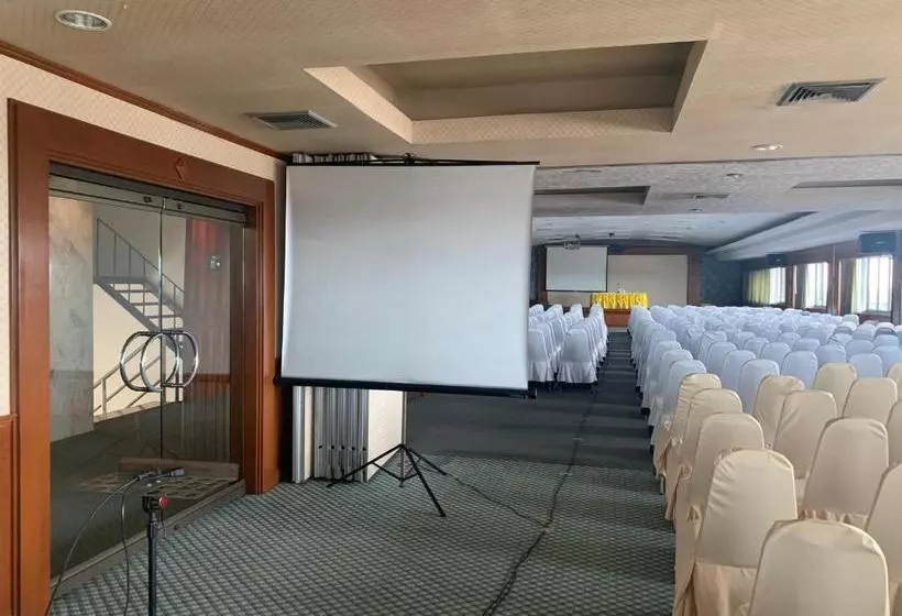 Hotelli Golden Grand