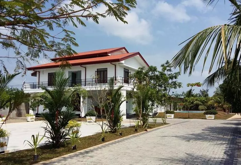 هتل Sea Lagoon Beach