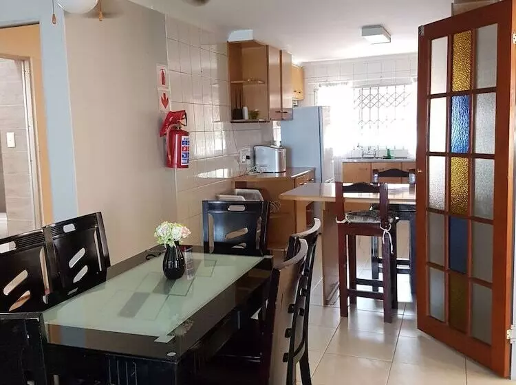 Aamiaismajoitus (B&B) Bluff Tradewinds