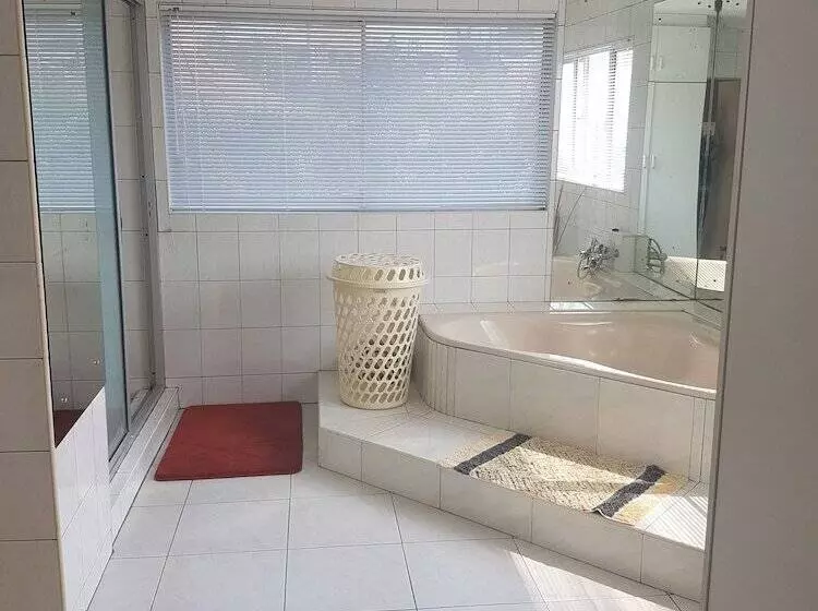 Aamiaismajoitus (B&B) Bluff Tradewinds