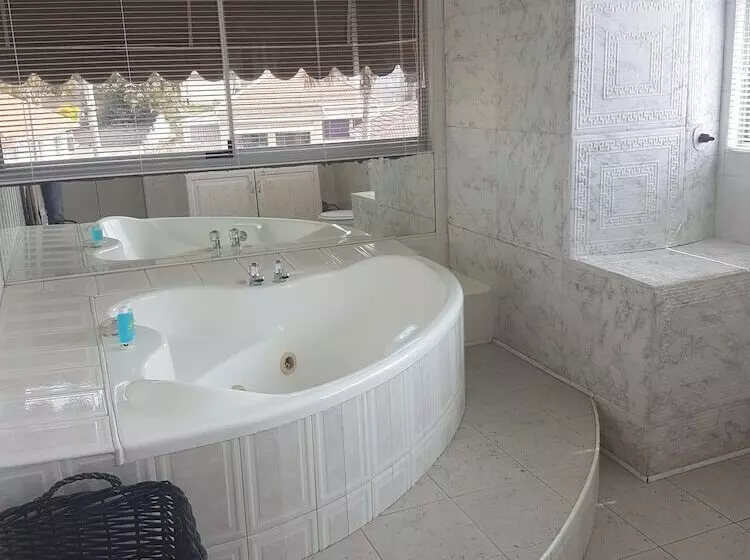 Aamiaismajoitus (B&B) Bluff Tradewinds