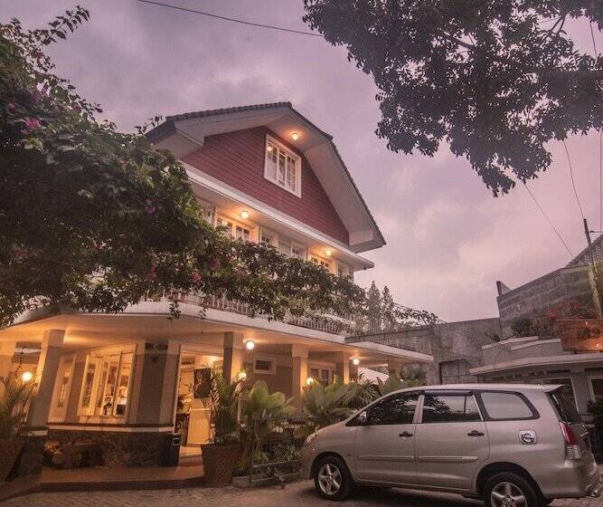 فندق Front One Boutique Baluran Malang