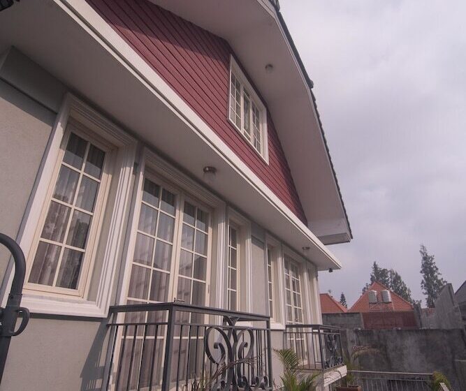 فندق Front One Boutique Baluran Malang