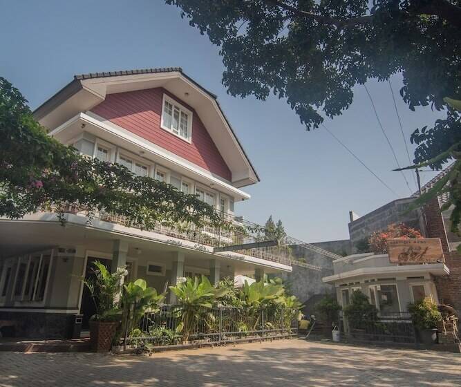 فندق Front One Boutique Baluran Malang