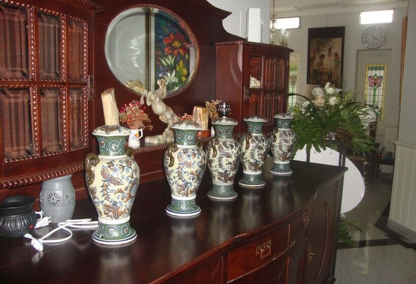 فندق Front One Boutique Baluran Malang