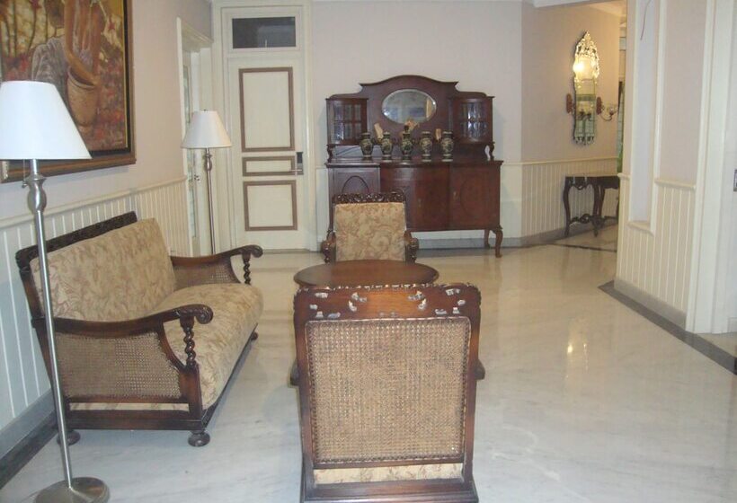 فندق Front One Boutique Baluran Malang