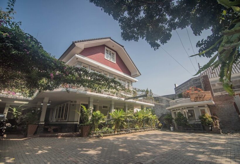 فندق Front One Boutique Baluran Malang