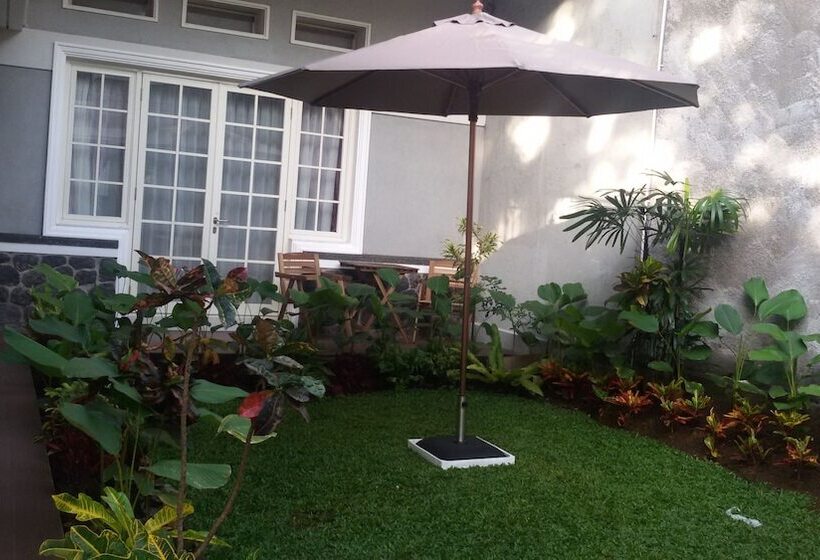 فندق Front One Boutique Baluran Malang