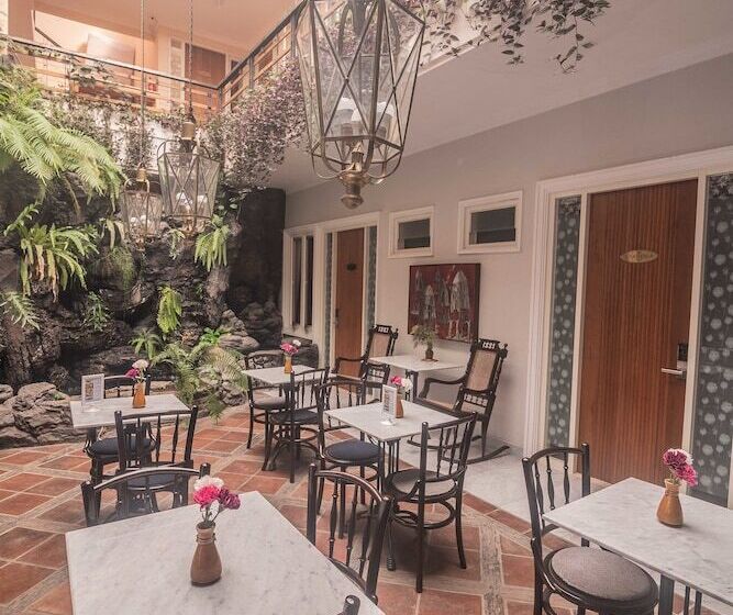 فندق Front One Boutique Baluran Malang