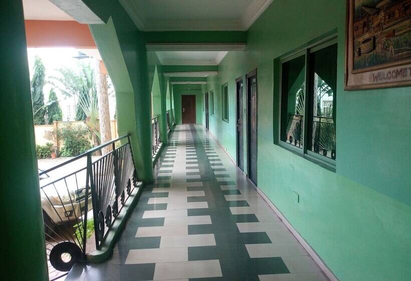 هتل Sylvia S Place