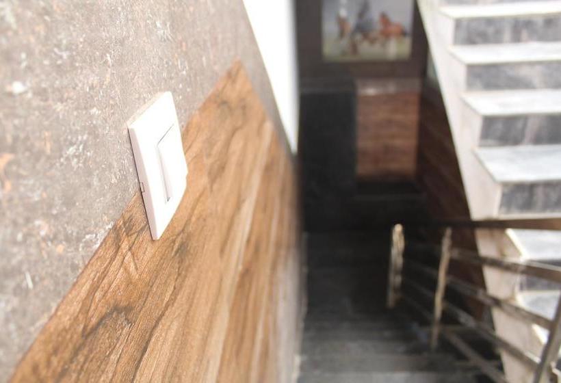 ホテル Lee Comfort Kushalnagar