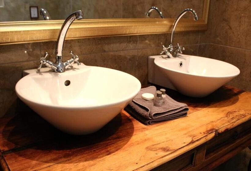 Tuskers Bush Lodge B&b