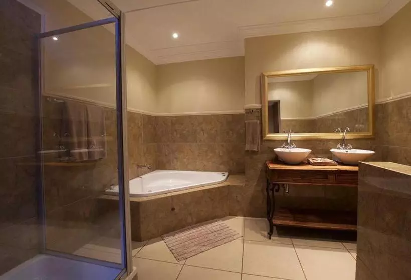 Tuskers Bush Lodge B&b