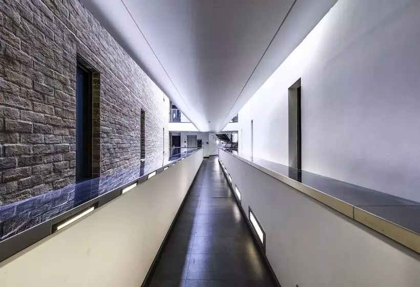 هاستل Yugo Explore   Broadstone Hall