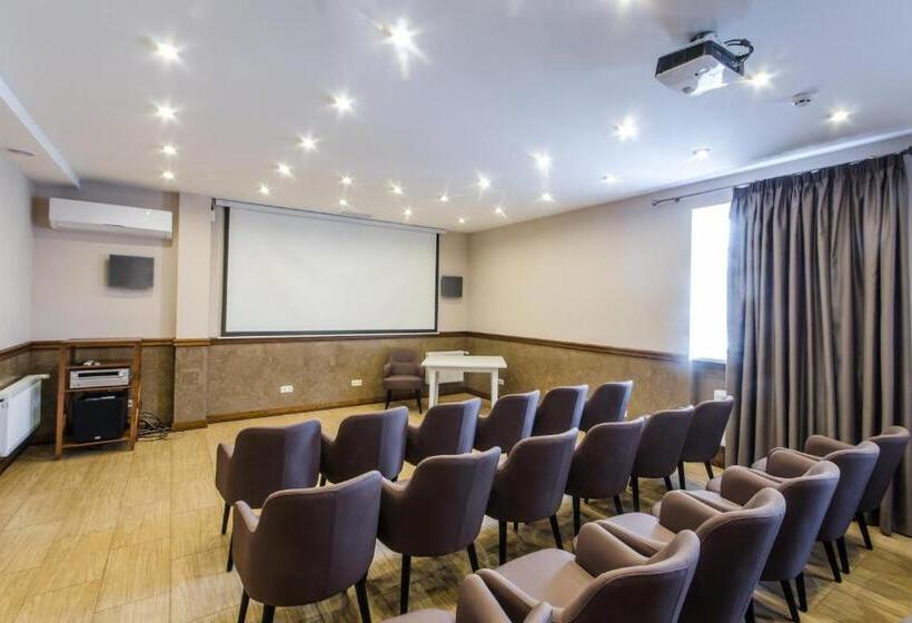 ホテル Lepsza садыба