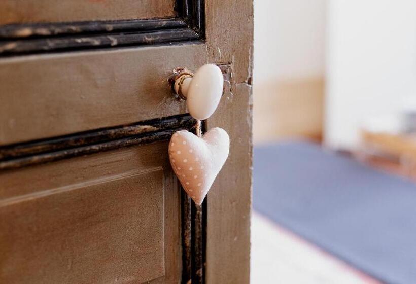 تختخواب و صبحانه Maison D'hôtes La Poterne