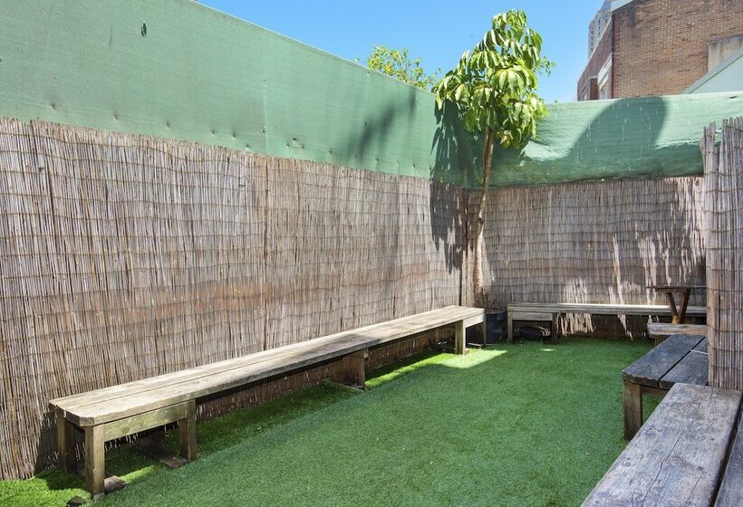 ユースホステル Mad Monkey East Side