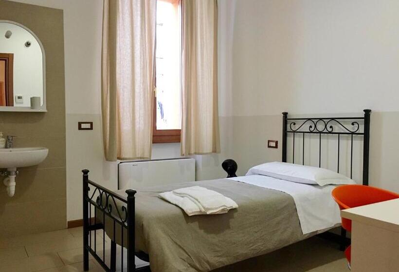 هاستل L'archetto