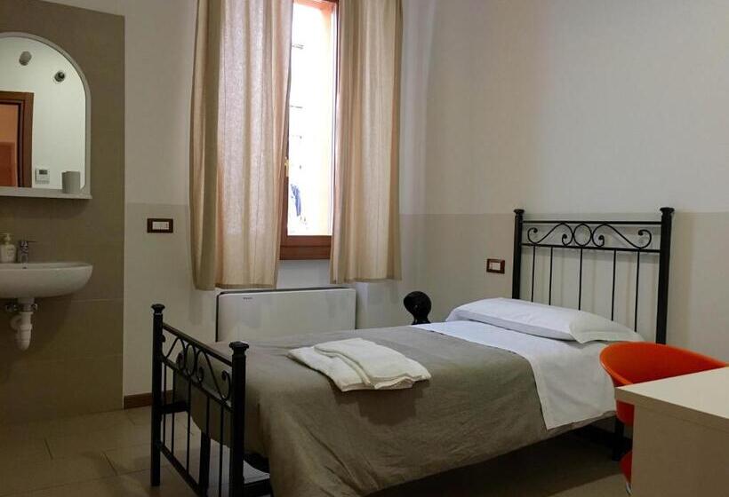 هاستل L'archetto