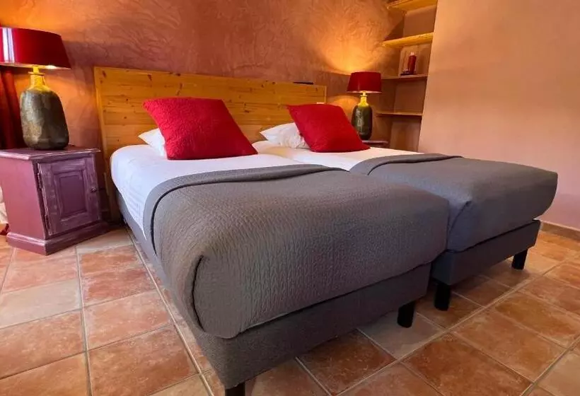 Hotelli Logis Hôtel Restaurant Le Domaine De L Eau Vive