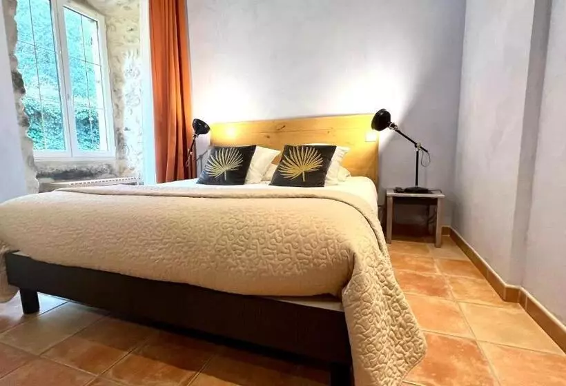 Hotelli Logis Hôtel Restaurant Le Domaine De L Eau Vive