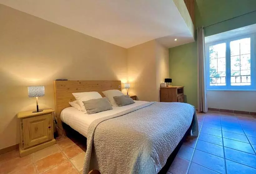 Hotelli Logis Hôtel Restaurant Le Domaine De L Eau Vive