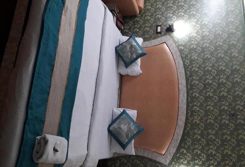 בית מלון כפרי Ambassador