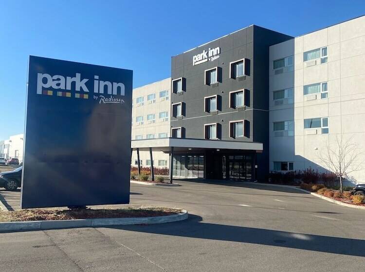 בית מלון כפרי Park Inn By Radisson Edmonton Airport
