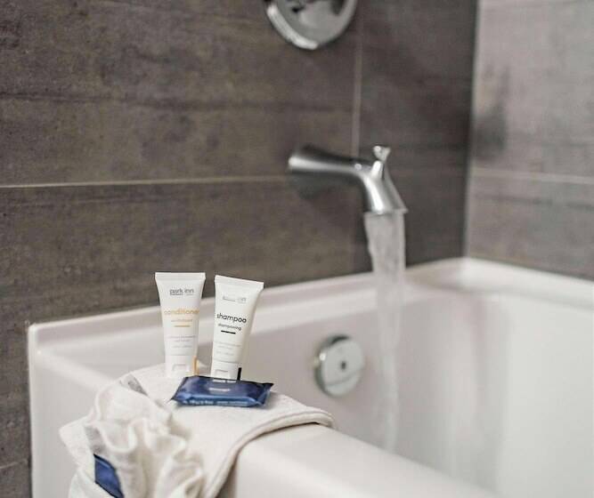 בית מלון כפרי Park Inn By Radisson Edmonton Airport