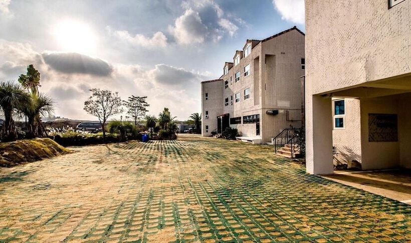 בית מלון כפרי Sky Resort