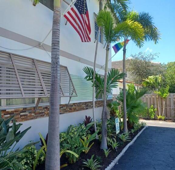 فندق The Big Coconut Guesthouse   Gay Men S Resort