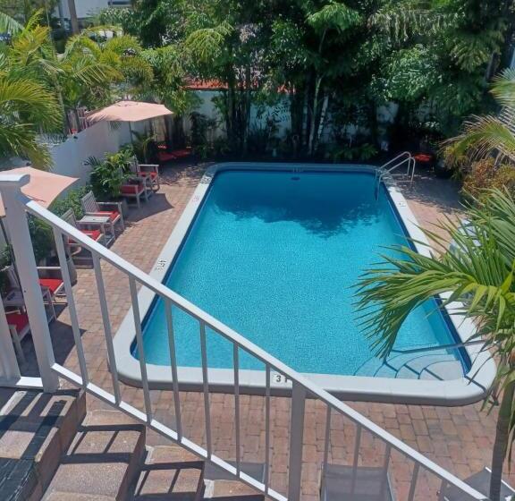 فندق The Big Coconut Guesthouse   Gay Men S Resort