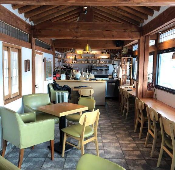 פנסיון Floral Space Hanok Guesthouse